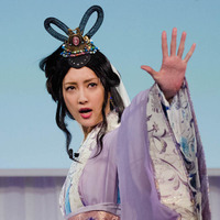 auが2016年Spring発表会を開催。CMで乙姫を演じる菜々緒が「パッカーンからの…5ギガ、ドッカーン！」とアピール（2016年1月12日）