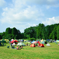 林道を抜けると、そこは広大なキャンプ場。牧草地ならではの広々とした空間で夏季限定のキャンプ・イベントを楽しもう。