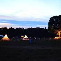 林道を抜けると、そこは広大なキャンプ場。牧草地ならではの広々とした空間で夏季限定のキャンプ・イベントを楽しもう。