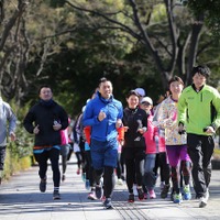 プレワークアウトの重要性をランナーたちと共有するイベントに参加した前園真聖氏ら（2016年1月19日、東京・大手町）