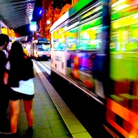 メルボルンの夜。路面電車（Yarra Trams）を待つ男女も……