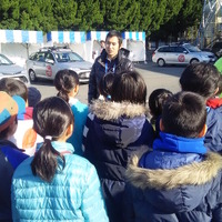 ナショナルチームの浅田顕監督が小学生たちにレースの魅力を伝える