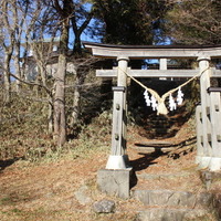 八溝神社の鳥居。あっけなく頂上に着く