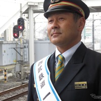 「L-train」の到着を待つ田辺監督。