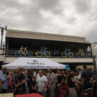 カフェやバーのお店も自転車がディスプレイ