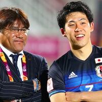 サッカーU-23日本代表の手倉森誠監督（左）と遠藤航（2016年1月30日）