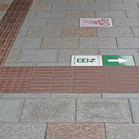 自転車の乗車禁止を示す歩道上の路面標示（手前）。気づかない人もいるはずだ