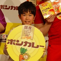 鈴木福くん、食レポ対決で人気芸人2人に圧倒的勝利…ボンカレー新商品発表会