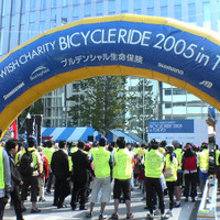 　17日（日曜日）、プルデンシャル生命保険（東京都港区赤坂）主催のチャリティサイクリングイベント「メイク・ア・ウイッシュ　バイシクルライド2005イン東京」では1000人を越える自転車ファンが快晴の中、絶好のサイクリング日和を楽しんだ。