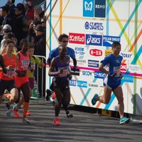 東京マラソン2016、35キロ過ぎ…東洋大学・服部勇馬が村山謙太かわし日本人トップ 画像