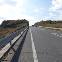 屏風ヶ浦近くの県道を上っているところ。勾配は6％ほどとなる