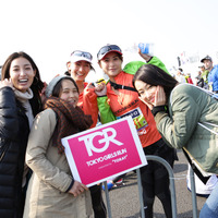 東京マラソン2016、応援に駆けつけた東京ガールズランのメンバーたち