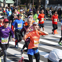 東京マラソン2016、カメラを向けられると笑顔で返す宮河マヤ