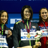 競泳ワールドカップ・ドバイ大会200m平泳ぎで銀メダルを獲得した今井月（2015年11月3日）