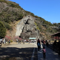 大仏の周りには、けっこうな客の観光客が