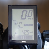スピードメーター、パワーメーター、時計、ケイデンス（ペダルの回転数）、走行モード、バッテリー残量メーターは常時表示される