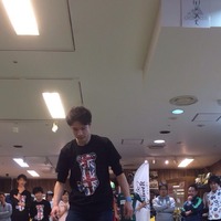 足でプレーするビリヤード「ビリッカー」全国大会、東京で開催
