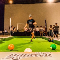 足でプレーするビリヤード「ビリッカー」全国大会、東京で開催