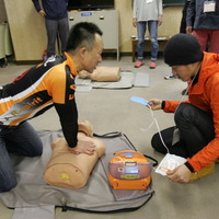 心肺停止なら胸骨圧迫を続ける必要がある。心肺蘇生（CPR）と呼ばれる救命方法