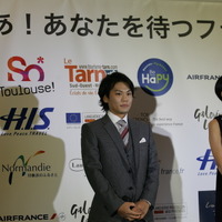 自転車ロード選手の新城幸也（左）とフリーアナウンサーの中村江里子がフランス観光親善大使に就任