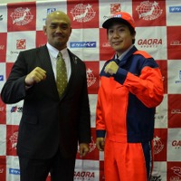 オールジャパン・プロレスリングの秋山準社長（左）
