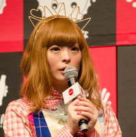 「コカ・コーラ」スタンプボトル発売記念イベントに登壇したきゃりーぱみゅぱみゅ（2016年3月28日）