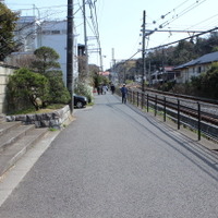 北鎌倉駅から下りて、線路沿いをしばらく歩く