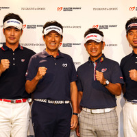 「プロシャツ」をお披露目した金、芹澤、藤田、池田（写真左から）