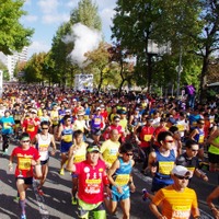 3万人ランナーで道路が虹色に「大阪マラソン2015」参考画像