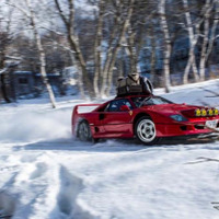 雪山を疾走するフェラーリF40