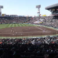 高校野球ファンの詰めかけた阪神甲子園球場