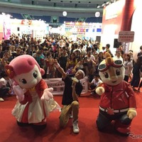 2015年10月 台湾・高雄市の国際旅行博（ITF）でSUZUKA CIRCUIT PARKをPRするコチラ（右）とチララ（左）