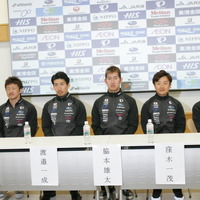 左から中川誠一郎、渡辺一成、脇本雄太（以上競輪選手）、窪木一茂（NIPPOビーニファンティーニ）、塚越さくら（シエルブルー鹿屋）