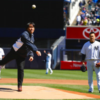 松井秀喜、ヤンキース開幕戦で始球式…大歓声に迎えられる 画像