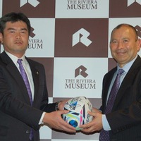 東京・青山の「THE RIVIERA MUSEUM」にエディー・ジョーンズ氏がラグビーボールなどを寄贈（2016年4月5日）