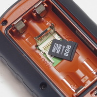 バッテリー室の奥にはマイクロSDカードスロットがある。別売のオプション地図をインストールするばあいなどに使う