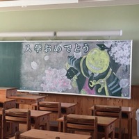「消すのもったいない…」在校生による黒板アートが新入生を圧倒
