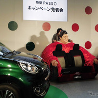 トヨタ新型『パッソ』発表イベントに登壇したマツコ・デラックス（東京・六本木、4月12日）