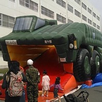 自衛隊のエアースライダー、オジサンのハートもわしづかみ！