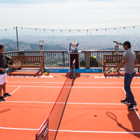 錦織圭（右）がラファエル・ナダルとミニテニスで対戦（2016年4月18日）