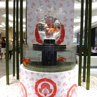日本橋三越本店1Fライオン口にはアートアクアリウム（日本橋三井ホール）と連携し金魚が買い物客を出迎える