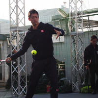 デモンストレーションを行う錦織圭