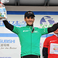 　第13回ツアー・オブ・ジャパンは22日、静岡県小山町で富士山ステージとして個人タイムトライアル（11.4km）が行われ、初出場のセルヒオ・パルデイーヤ（25＝カルミオーロ・Aスタイル）がコースレコードで区間優勝。総合成績でも首位に立った。山岳賞はマティア・クバ