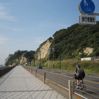 坂ノ下。このあたりの緑地はすべて鎌倉海浜公園。タイル貼りの遊歩道が続く。稲村ガ崎までは上りとなる