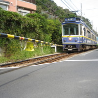 江ノ島電鉄。稲村ガ崎から極楽寺までのルートは江ノ電と並行して走る。サイクリングなら車窓とはまた違う景色が堪能できる