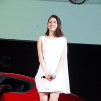 女優の長澤まさみさんが、アルファロメオの新型『4C（フォーシー）』発表会に駆けつけた