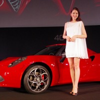 女優の長澤まさみさんが、アルファロメオの新型『4C（フォーシー）』発表会に駆けつけた