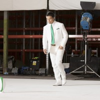 五郎丸歩が白スーツでキック！「キシリトール オーラテクトガム」新CM