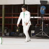 五郎丸歩が白スーツでキック！「キシリトール オーラテクトガム」新CM