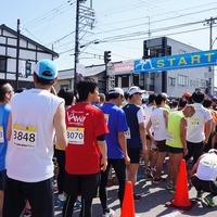 越前大野名水マラソン、1km走るごとに10円の水支援を実施